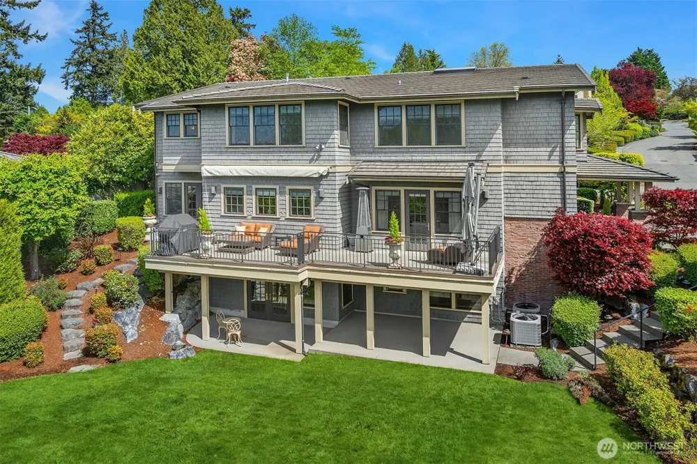 8910 NE 33rd Street Yarrow Point, WA 98004