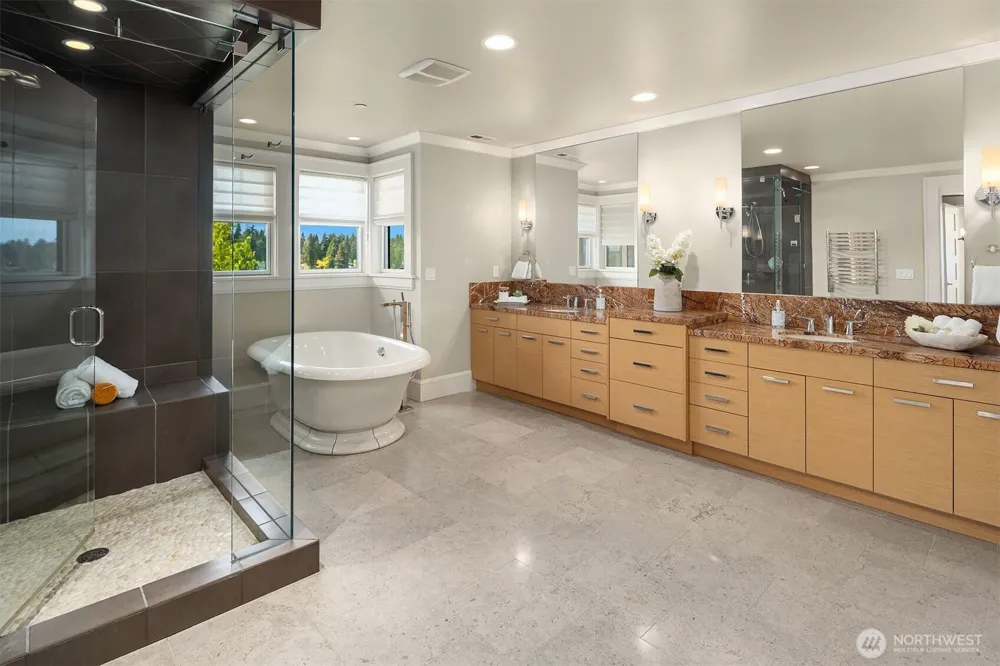 8910 NE 33rd Street Yarrow Point, WA 98004