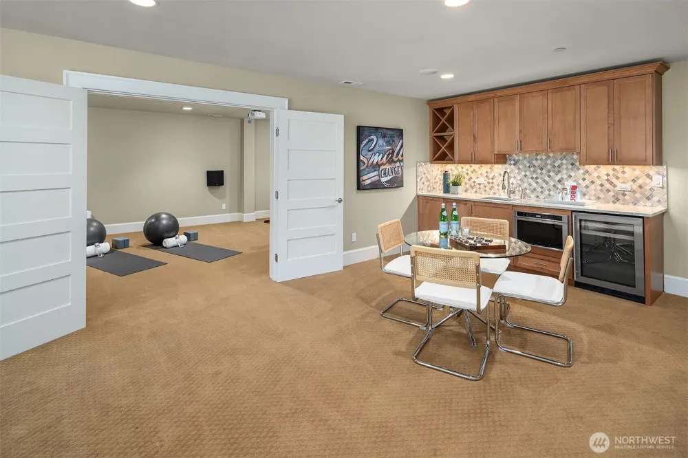 8910 NE 33rd Street Yarrow Point, WA 98004