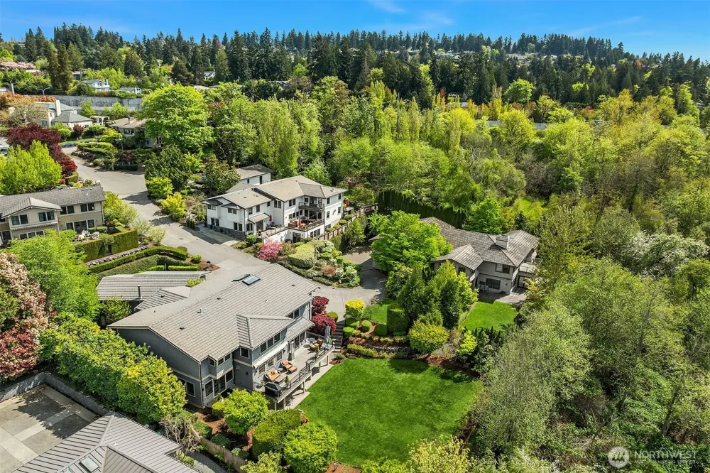 8910 NE 33rd Street Yarrow Point, WA 98004
