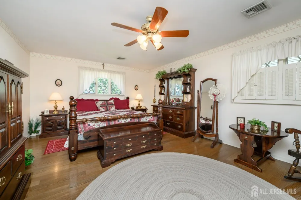 544 Pinewood Avenue Roselle Park, NJ 07204