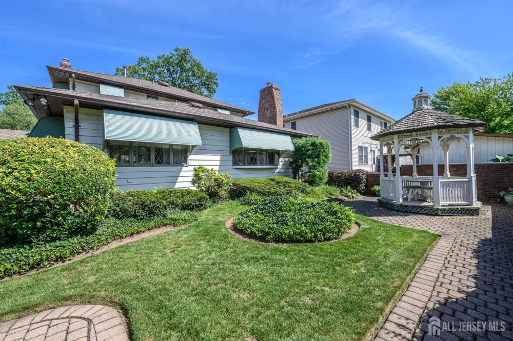 544 Pinewood Avenue Roselle Park, NJ 07204