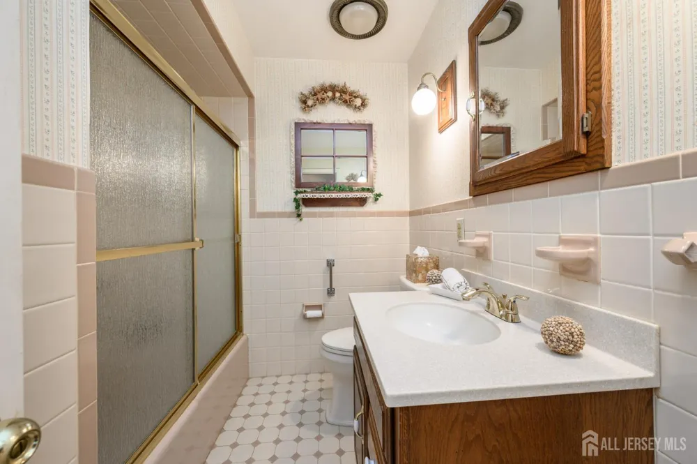 544 Pinewood Avenue Roselle Park, NJ 07204
