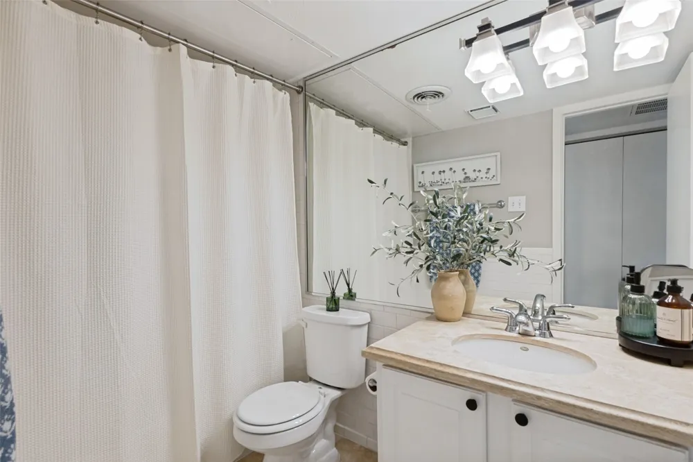 5934 Sandhurst Lane #208 Dallas, TX 75206