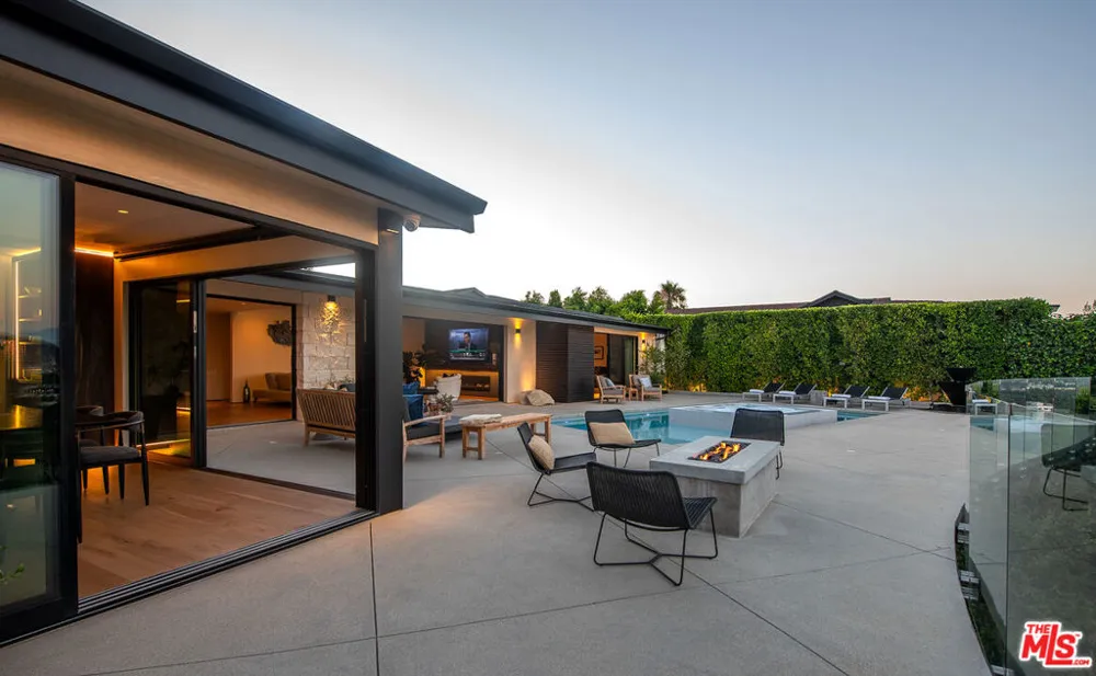 3526 Wrightwood Court Studio City, CA 91604