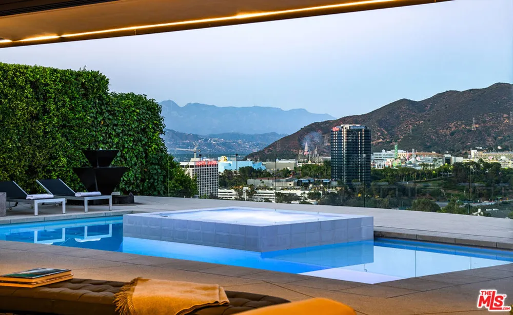 3526 Wrightwood Court Studio City, CA 91604
