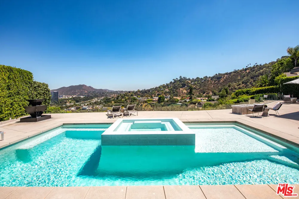3526 Wrightwood Court Studio City, CA 91604