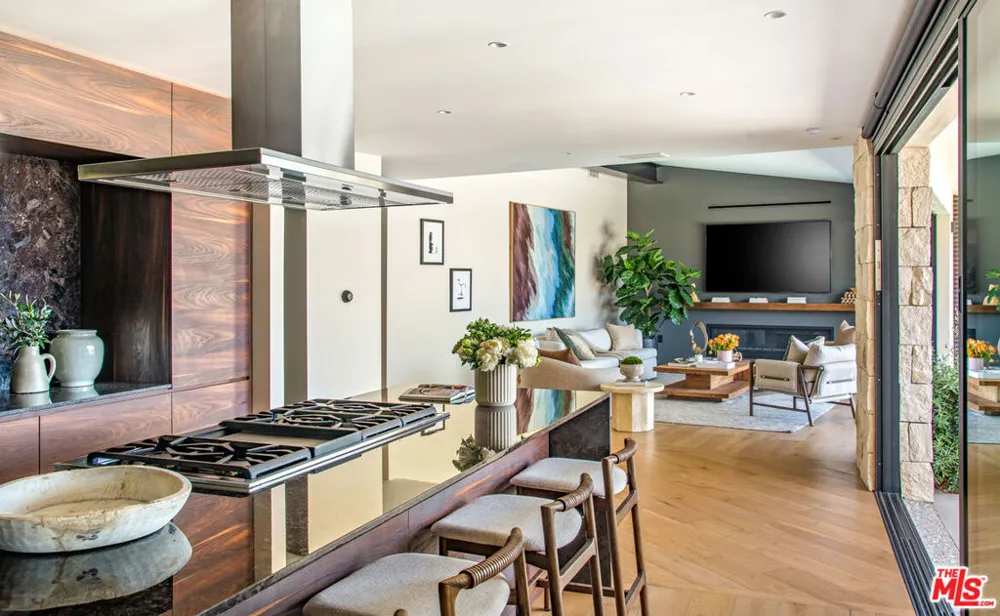 3526 Wrightwood Court Studio City, CA 91604