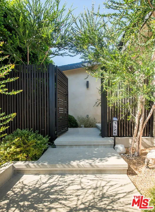 3526 Wrightwood Court Studio City, CA 91604
