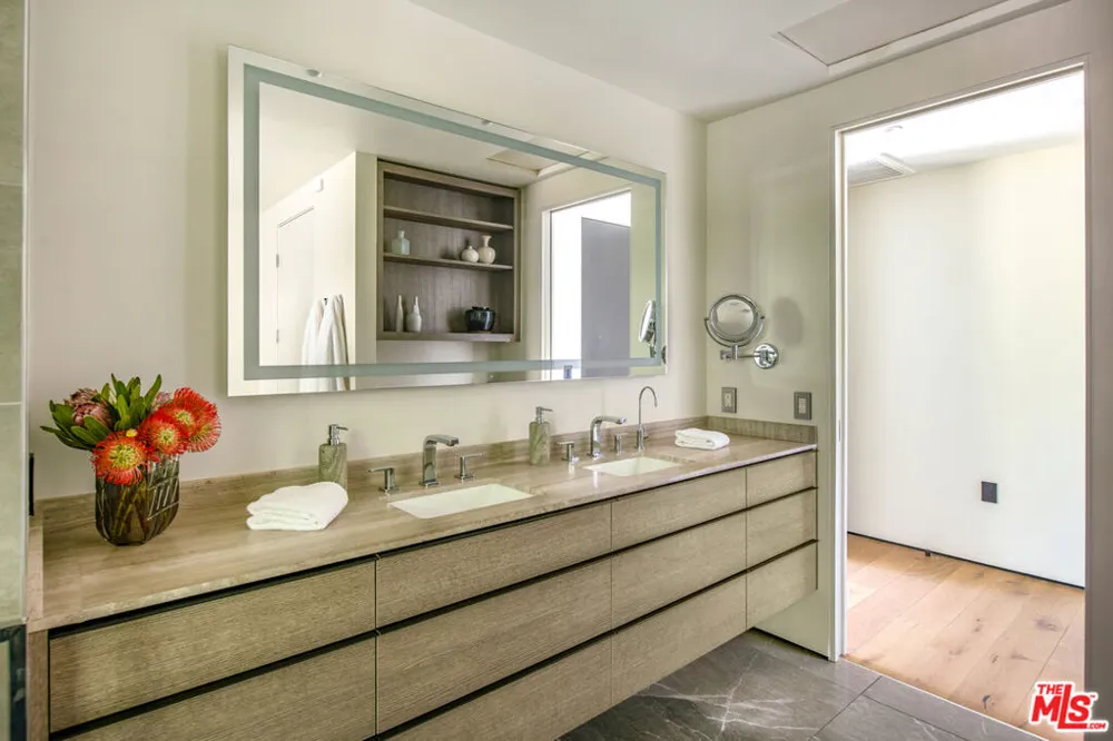 3526 Wrightwood Court Studio City, CA 91604