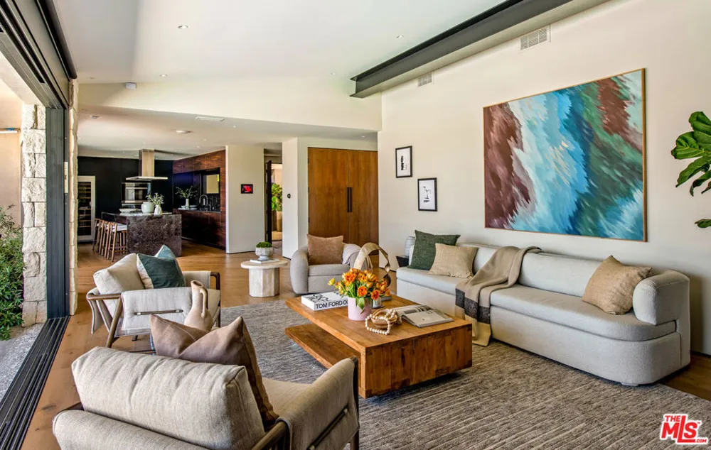 3526 Wrightwood Court Studio City, CA 91604