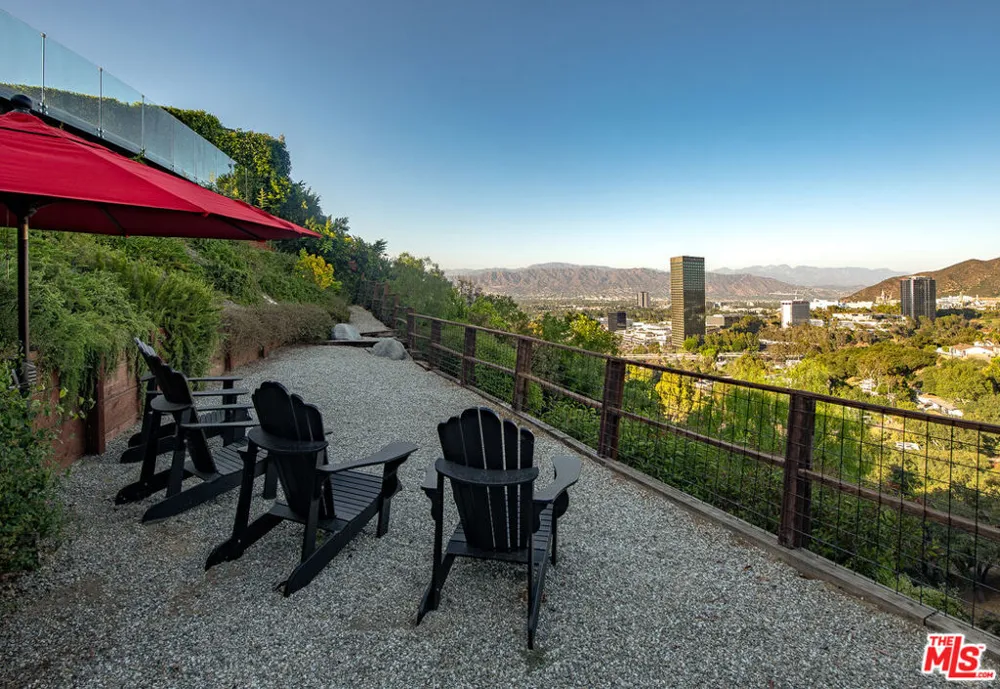 3526 Wrightwood Court Studio City, CA 91604