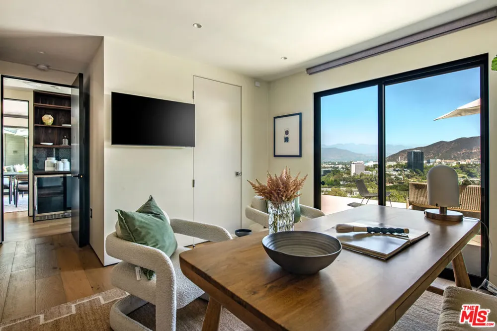 3526 Wrightwood Court Studio City, CA 91604