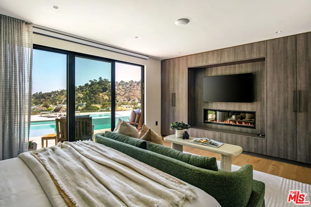3526 Wrightwood Court Studio City, CA 91604