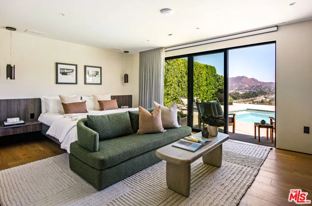 3526 Wrightwood Court Studio City, CA 91604