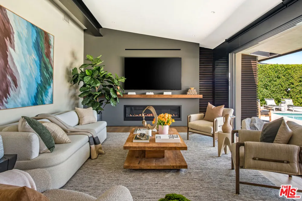 3526 Wrightwood Court Studio City, CA 91604