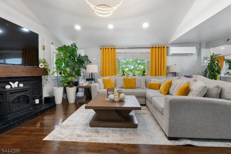 49 Hillcrest Dr Liberty, NJ 07838