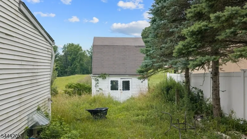 49 Hillcrest Dr Liberty, NJ 07838