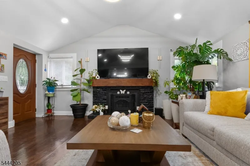 49 Hillcrest Dr Liberty, NJ 07838