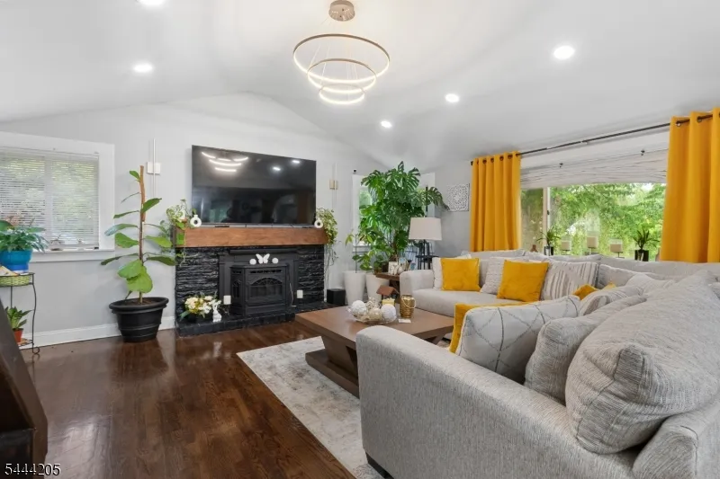 49 Hillcrest Dr Liberty, NJ 07838