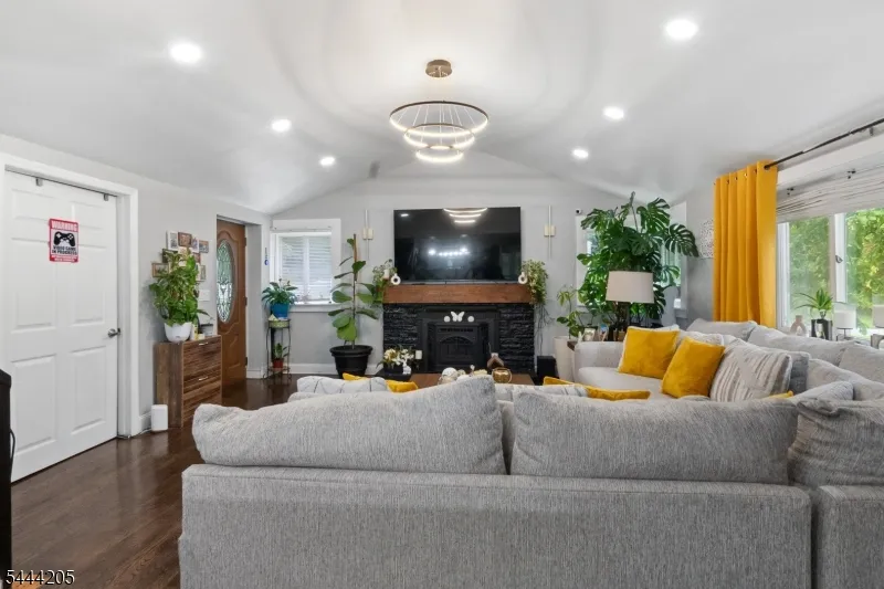 49 Hillcrest Dr Liberty, NJ 07838