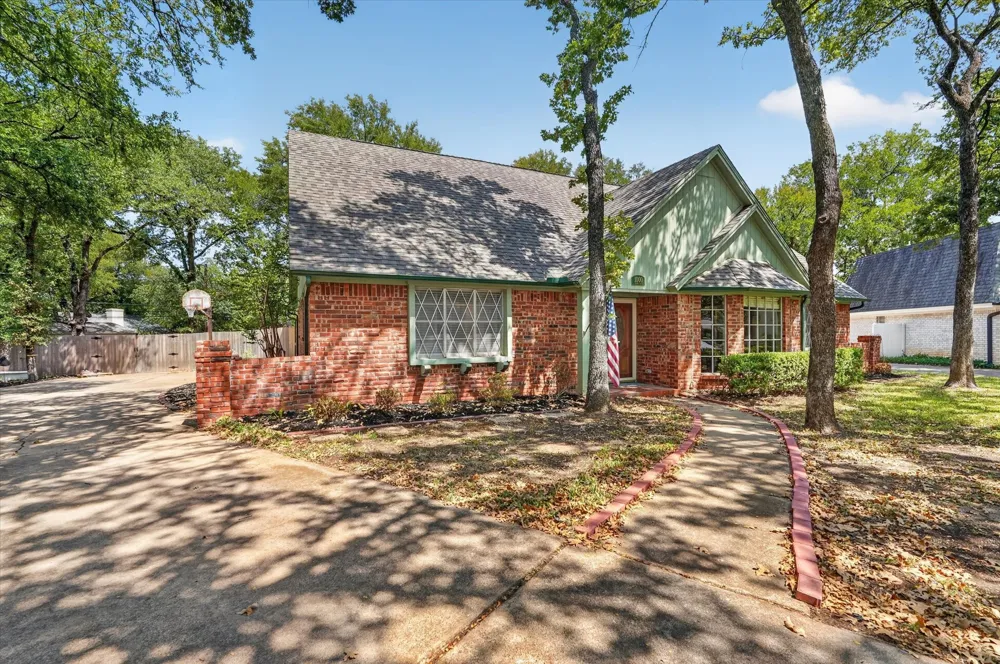 1000 Cherry Court Hurst, TX 76053