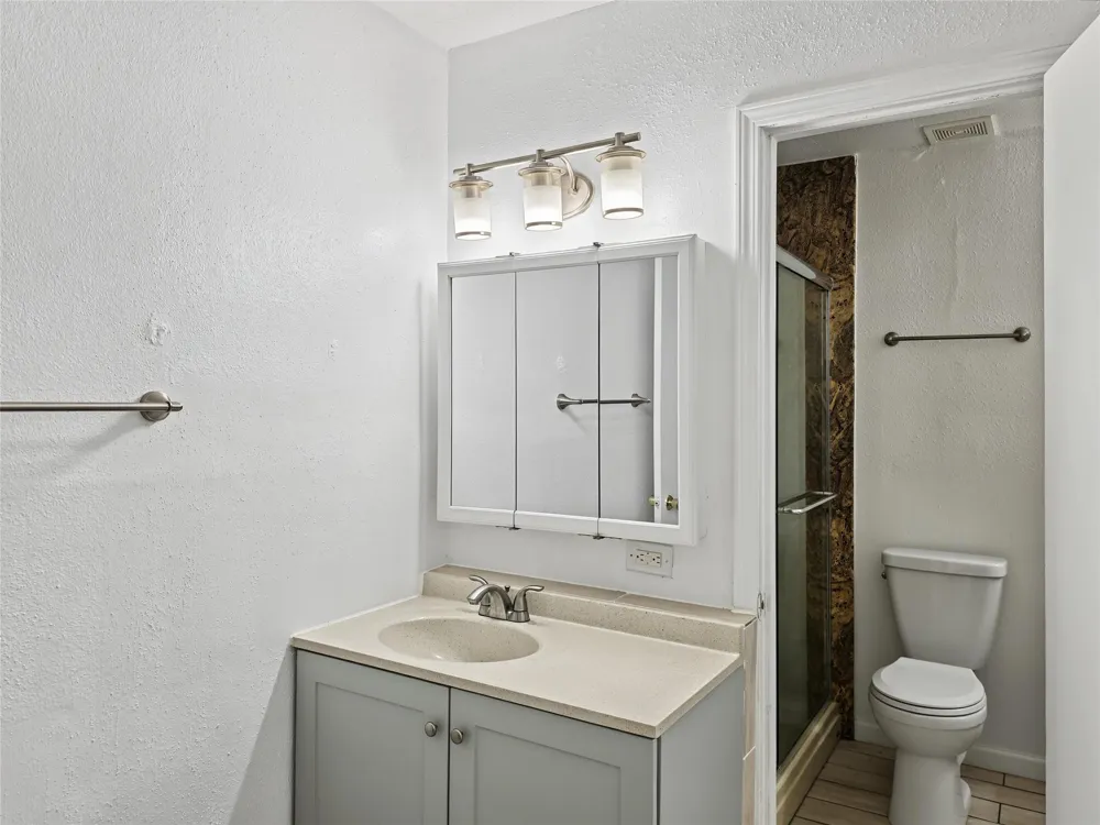 8922 Kempwood Drive Hockley, TX 77080