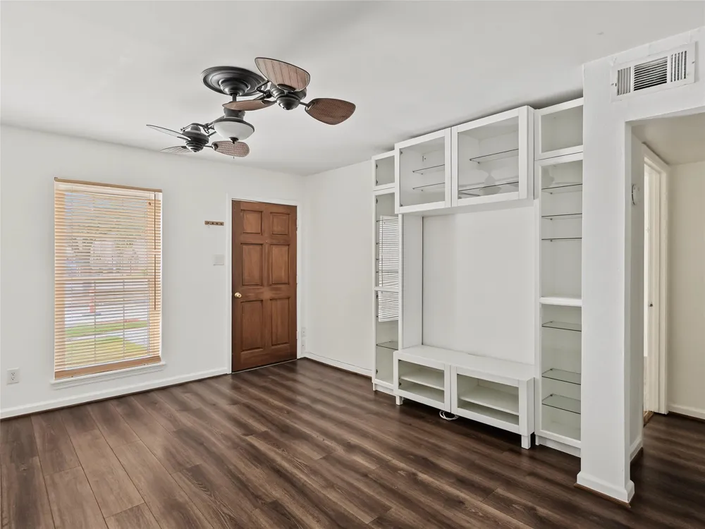 8922 Kempwood Drive Hockley, TX 77080