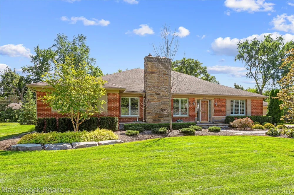 18639 Warwick Street Beverly Hills Village, MI 48025