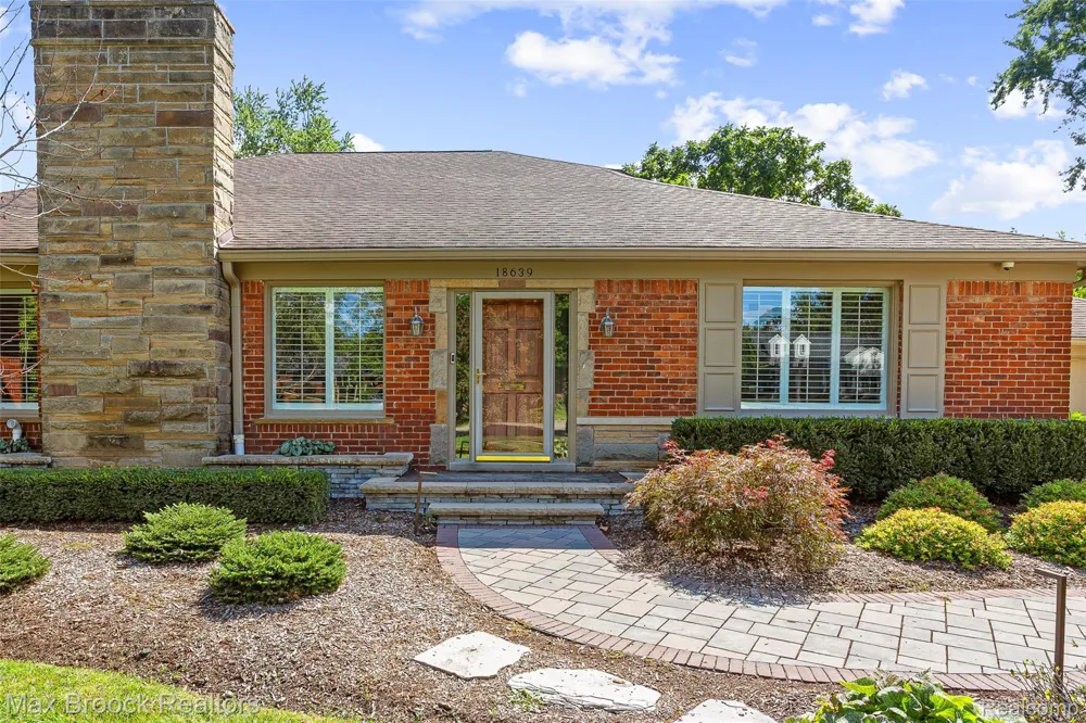 18639 Warwick Street Beverly Hills Village, MI 48025
