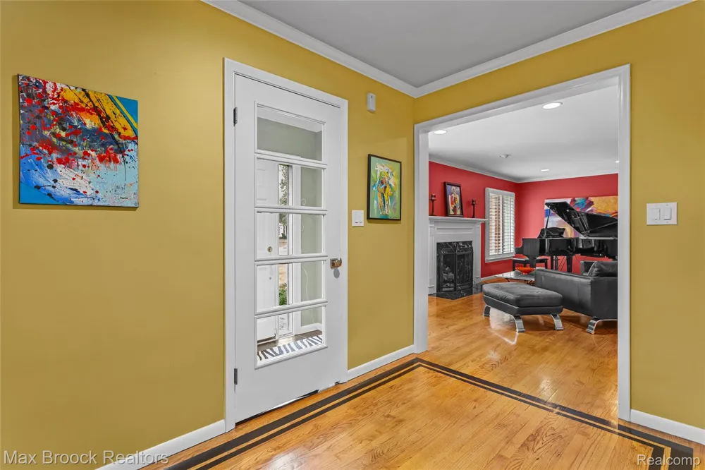 18639 Warwick Street Beverly Hills Village, MI 48025