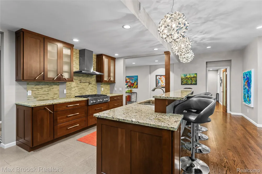 18639 Warwick Street Beverly Hills Village, MI 48025