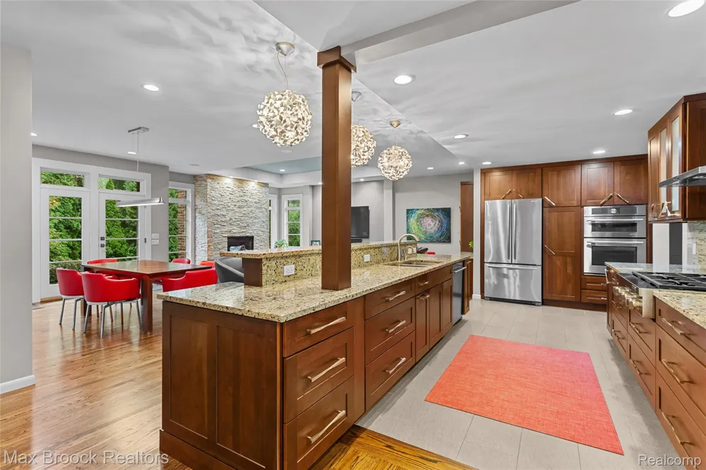 18639 Warwick Street Beverly Hills Village, MI 48025