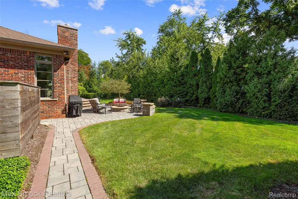 18639 Warwick Street Beverly Hills Village, MI 48025