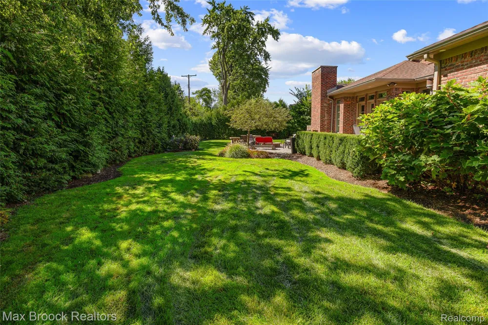 18639 Warwick Street Beverly Hills Village, MI 48025