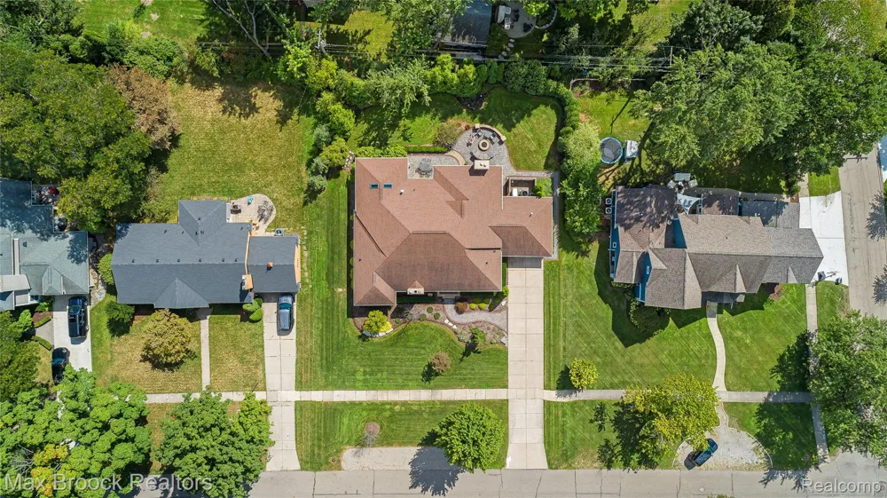 18639 Warwick Street Beverly Hills Village, MI 48025