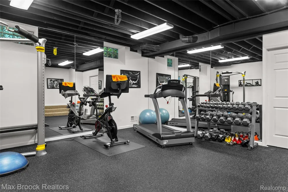 18639 Warwick Street Beverly Hills Village, MI 48025