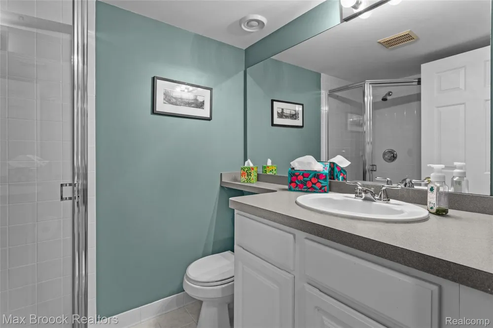 18639 Warwick Street Beverly Hills Village, MI 48025