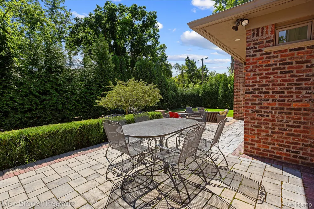 18639 Warwick Street Beverly Hills Village, MI 48025