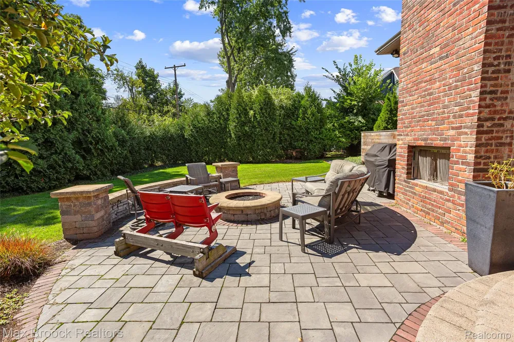 18639 Warwick Street Beverly Hills Village, MI 48025