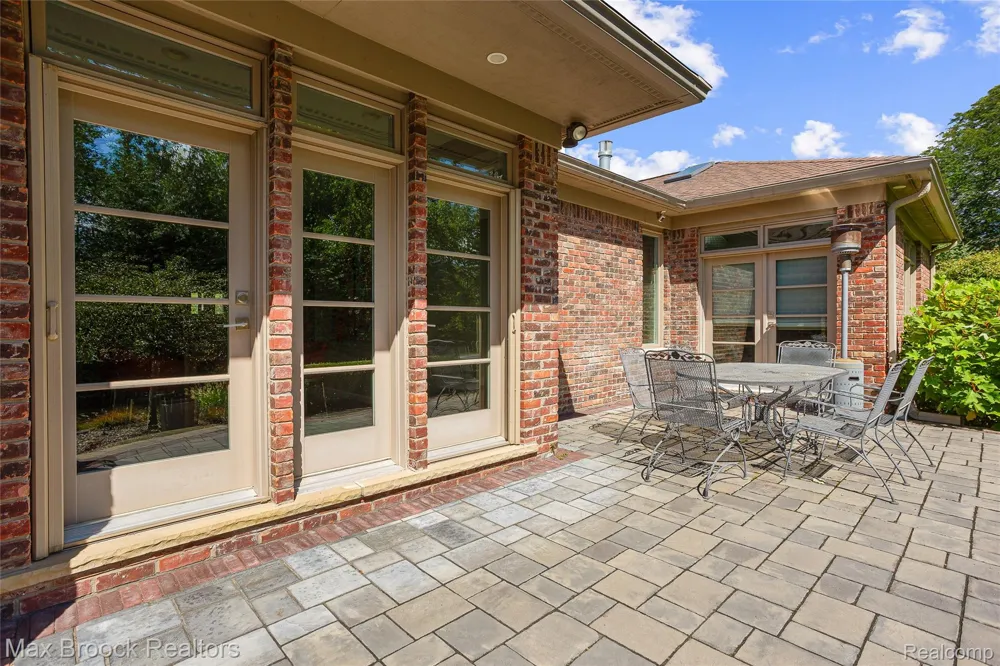 18639 Warwick Street Beverly Hills Village, MI 48025