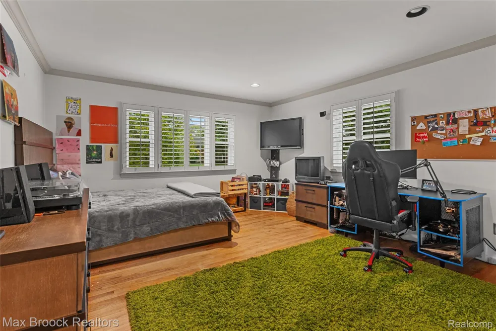 18639 Warwick Street Beverly Hills Village, MI 48025
