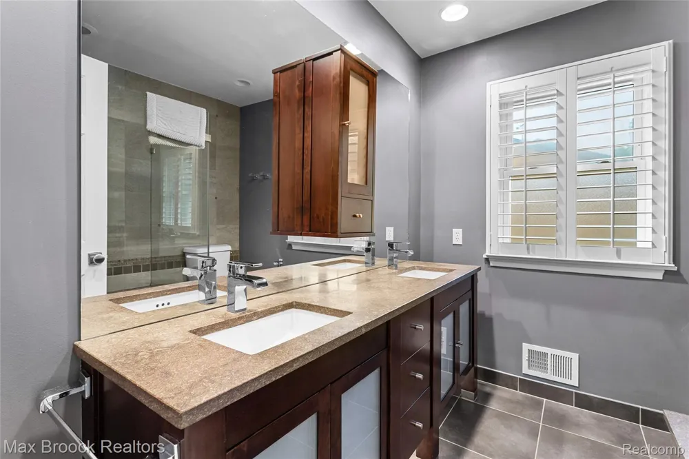 18639 Warwick Street Beverly Hills Village, MI 48025