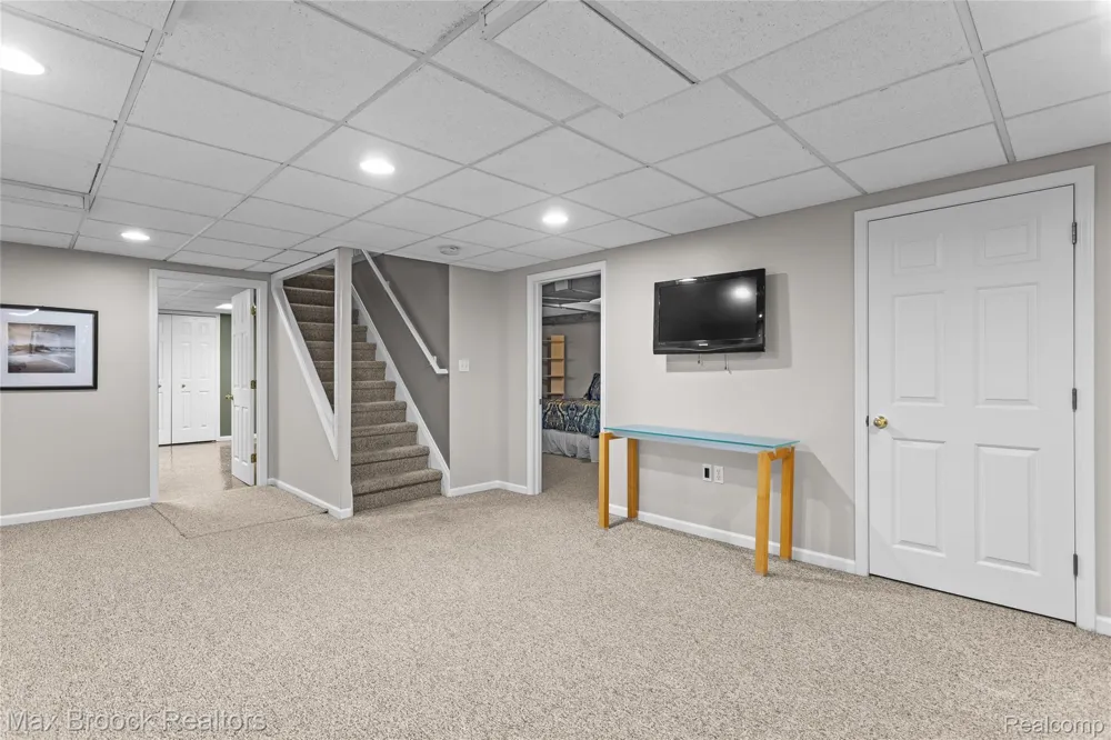 18639 Warwick Street Beverly Hills Village, MI 48025