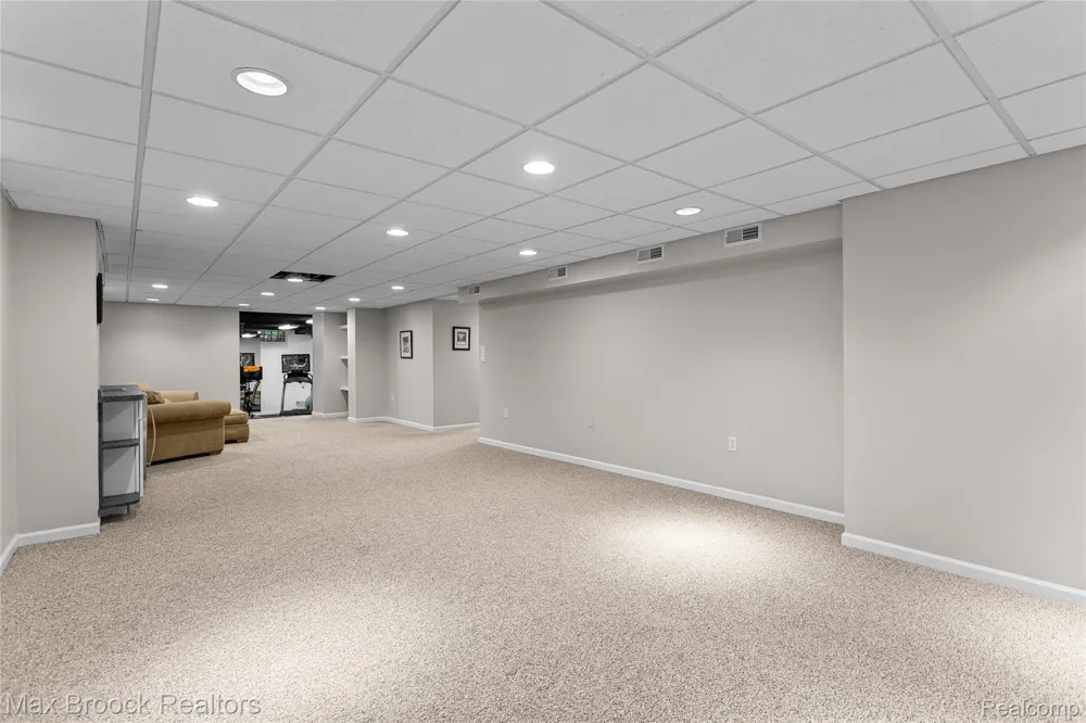 18639 Warwick Street Beverly Hills Village, MI 48025