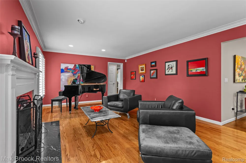 18639 Warwick Street Beverly Hills Village, MI 48025