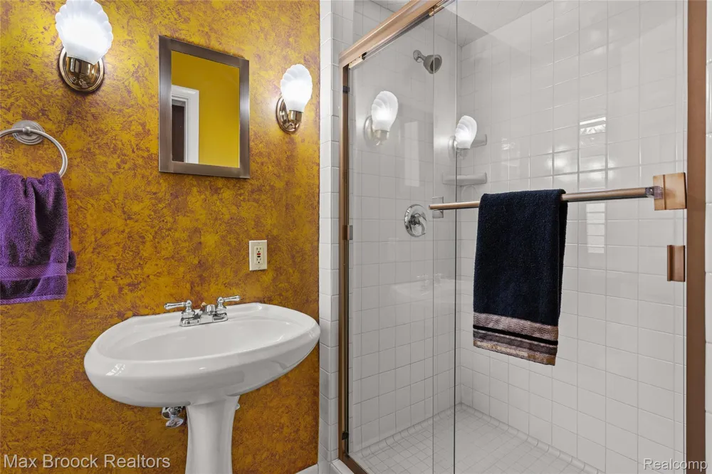 18639 Warwick Street Beverly Hills Village, MI 48025