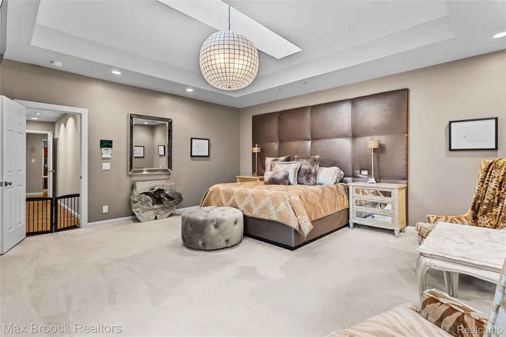 18639 Warwick Street Beverly Hills Village, MI 48025