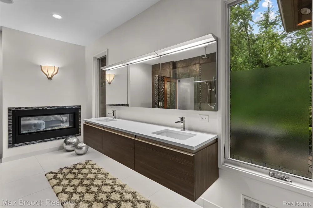 18639 Warwick Street Beverly Hills Village, MI 48025