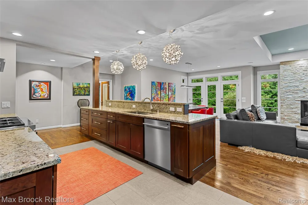18639 Warwick Street Beverly Hills Village, MI 48025